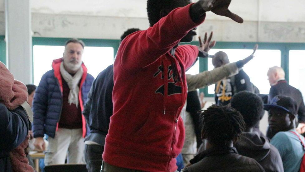 Un momento della protesta dei migranti alla Misericordia