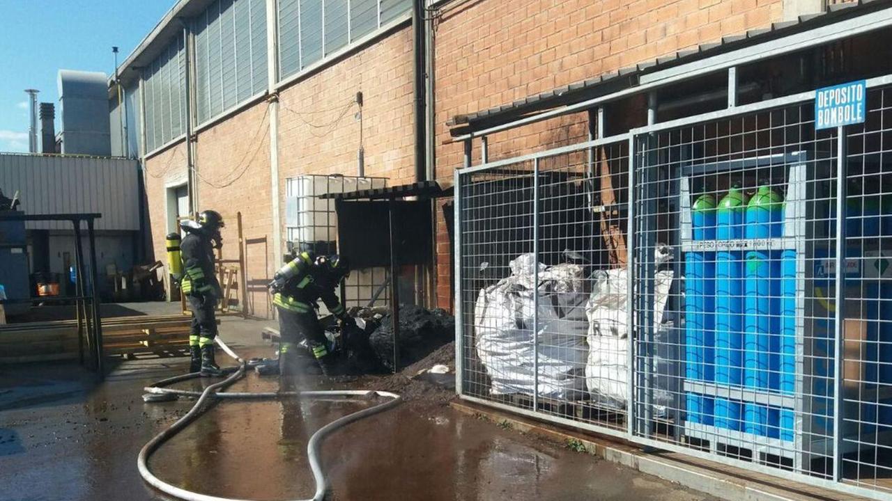 I vigili del fuoco all’opera vicino alle bombole di gas custodite nella grata esterna
