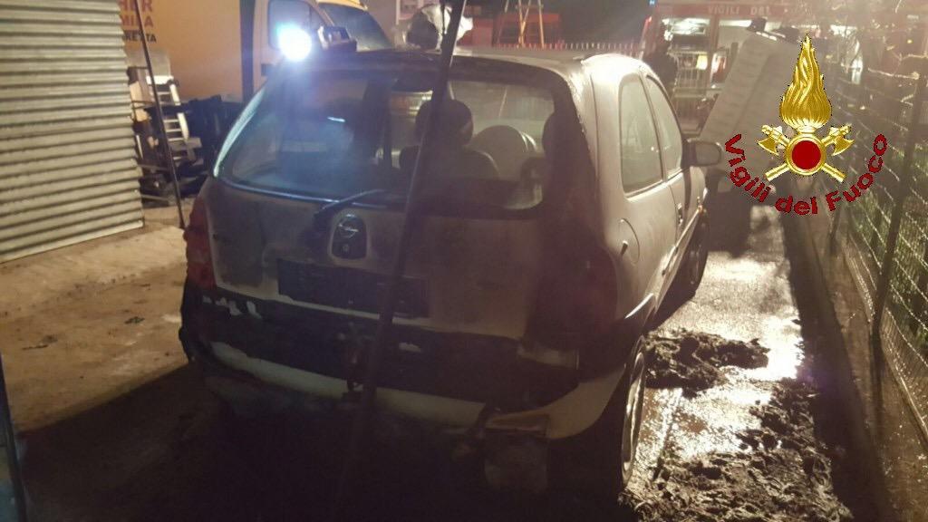 Fiamme in un capannone di pesce surgelato