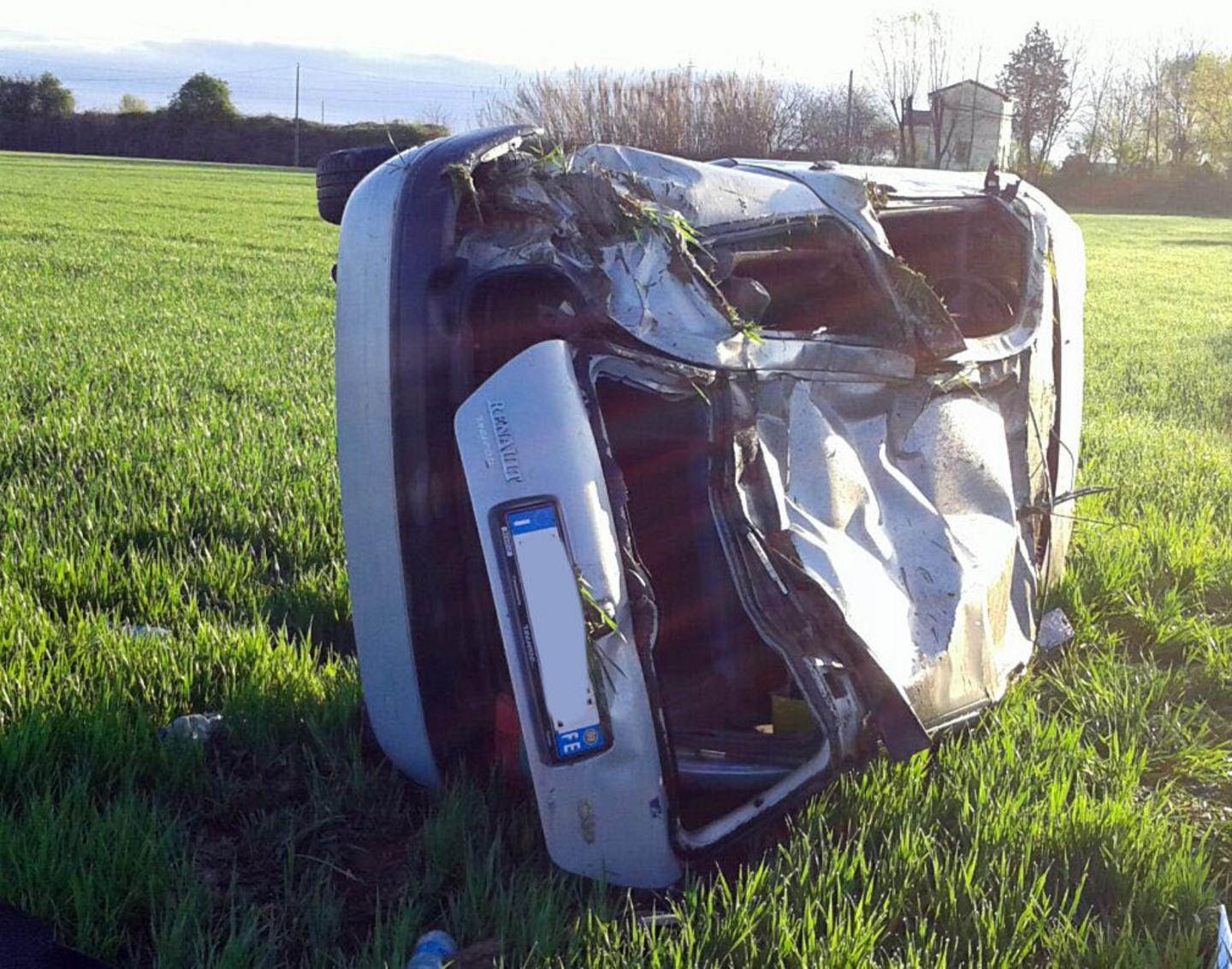 Sbalzata dall’auto che si ribalta 