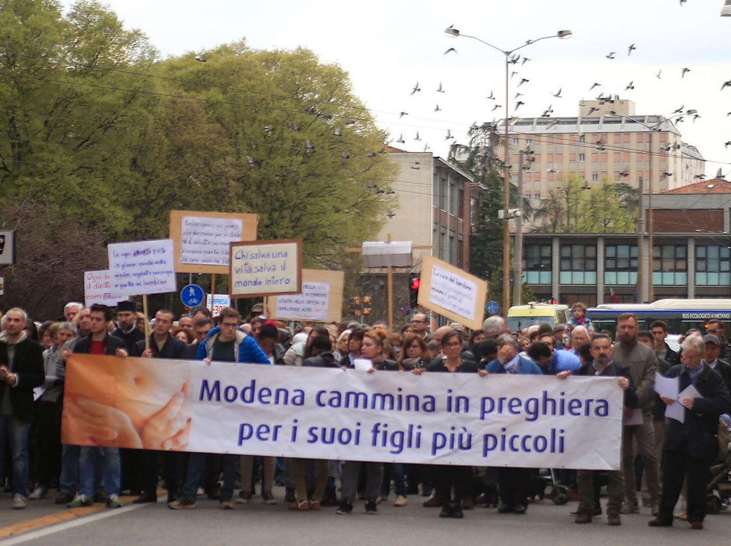 Modena, in trecento al corteo per la vita  