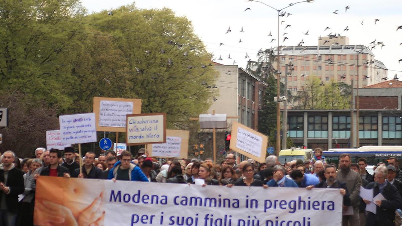 Modena, in trecento al corteo per la vita