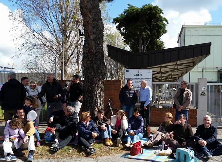 Un picnic all’inceneritore: «Sull’unico pratino...» 