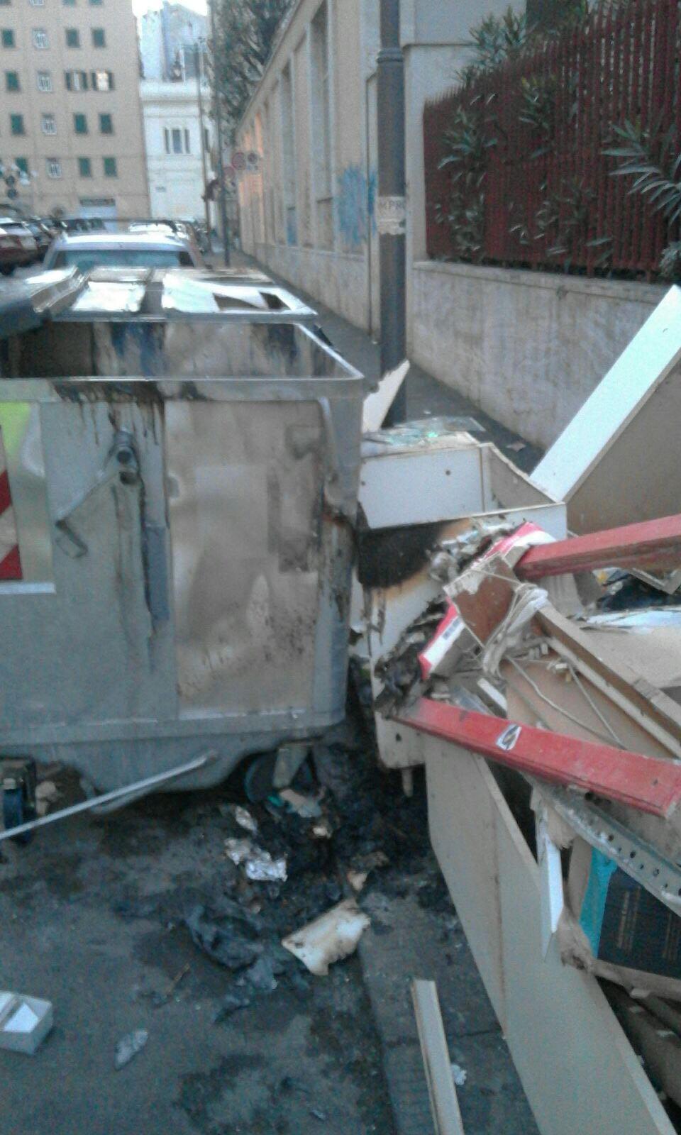 Cassonetto-discarica a fuoco nella notte
