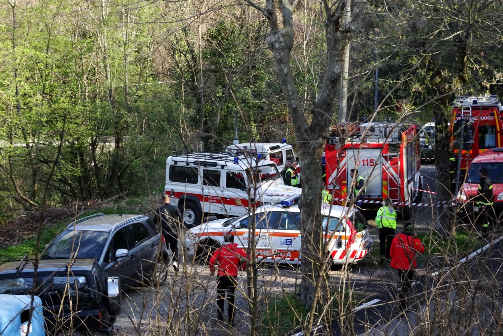 I soccorritori sul luogo del ritrovamento del cadavere (foto Gori)