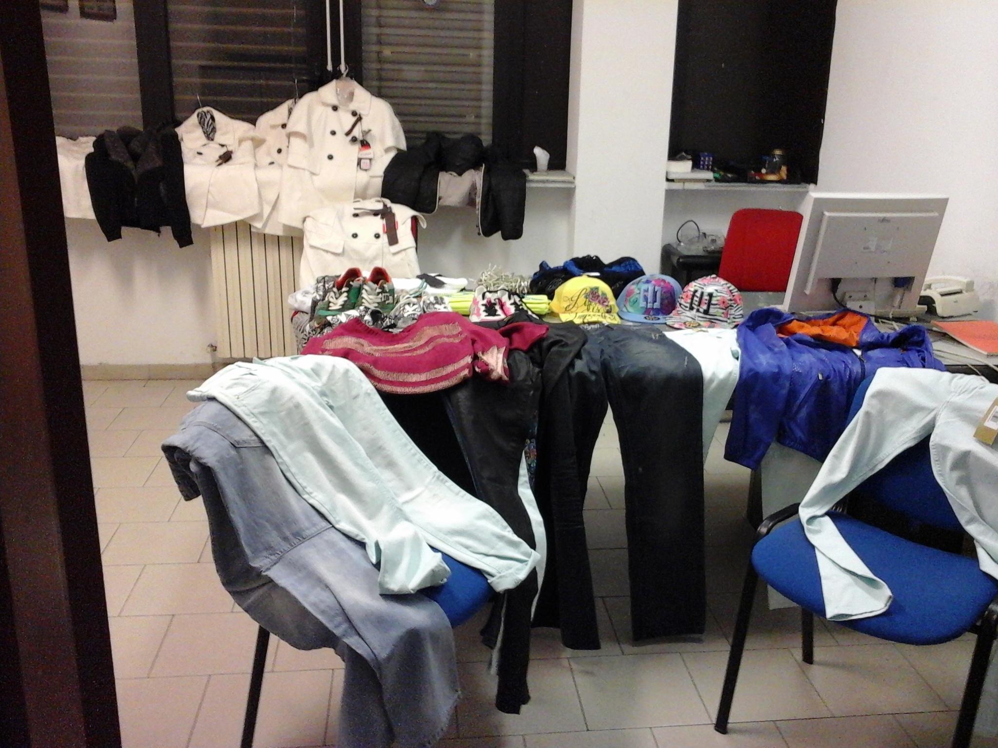 I capi di abbigliamento rubati nella ditta di Casalguidi