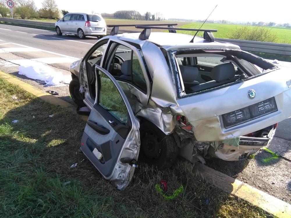 Schianto all'incrocio, donna muore sulla Cispadana a Guastalla