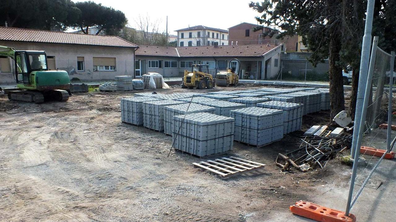 Lavori per la realizzazione del giardino e del parcheggio all’ex Carsal di via Gori (foto Paolo Barlettani)