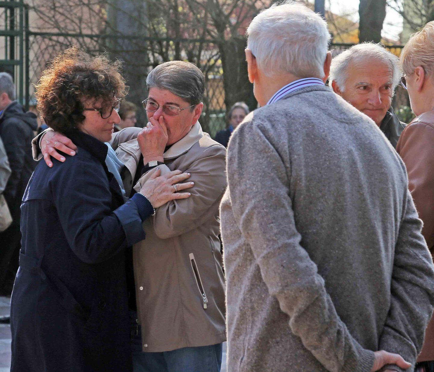 Ultimo saluto degli amici a Marco 