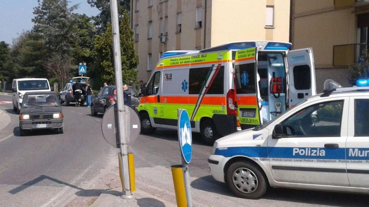 Massa, scontro alla rotatoria Donna è colta da un malore