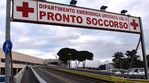 Ferito da un ponte elevatore mentre lavora in officina