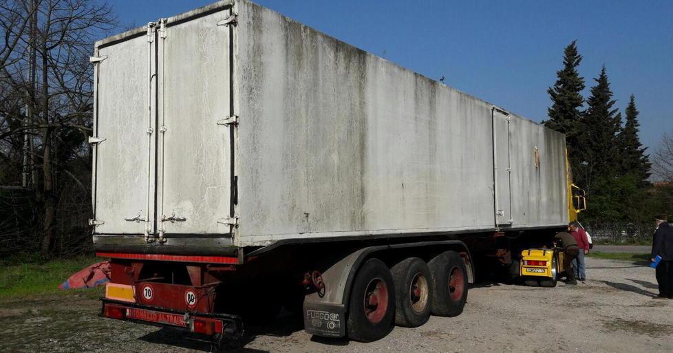 Rimosso il rimorchio abbandonato