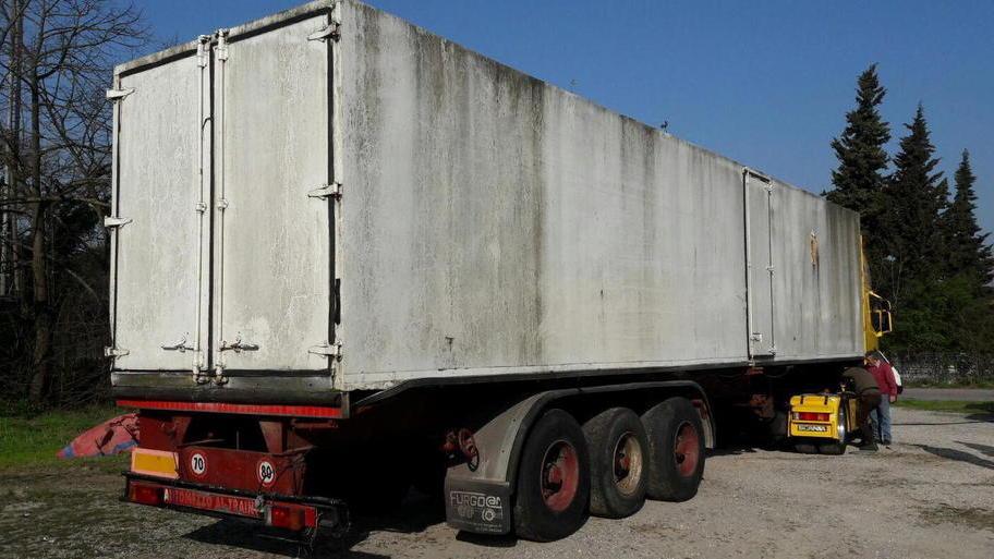 Rimosso il rimorchio abbandonato
