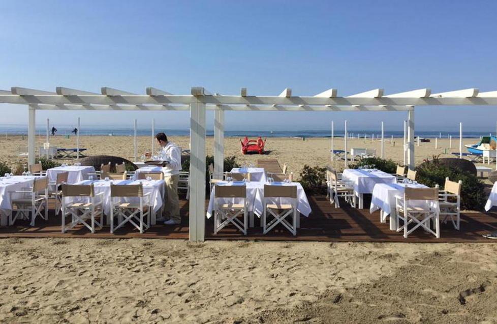 L’allestimento della spiaggia del bagno Dalmazia a Forte dei Marmi