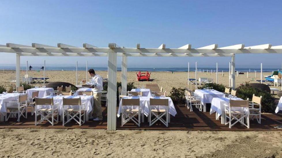 L’allestimento della spiaggia del bagno Dalmazia a Forte dei Marmi