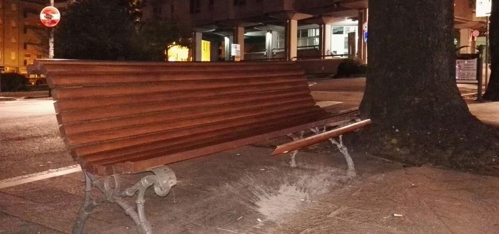 La panchina spaccata a calci durante la notte 