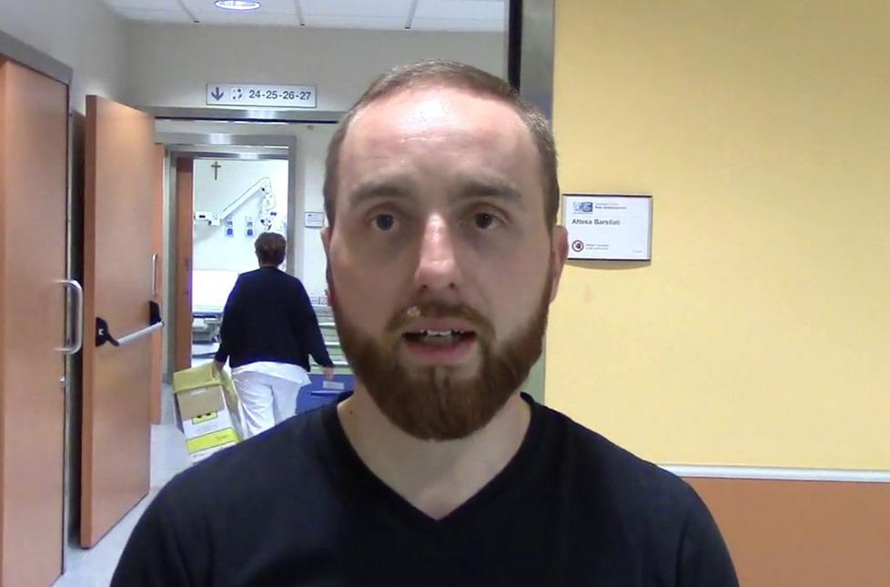 «Infami, siete sbirri» Aggrediti a cinghiate 