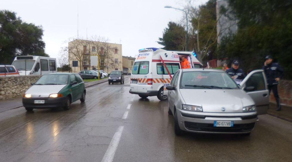 Attraversa la strada, investita una 12enne 