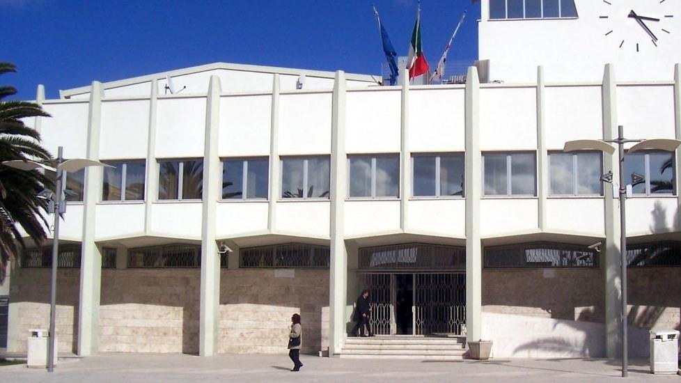 Comune e uffici, sale la protesta per la chiusura nel pomeriggio 