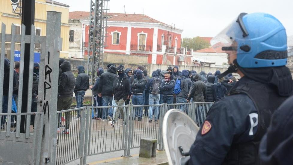 Gli scontri tra ultrà del Cagliari e polizia, a Sassari