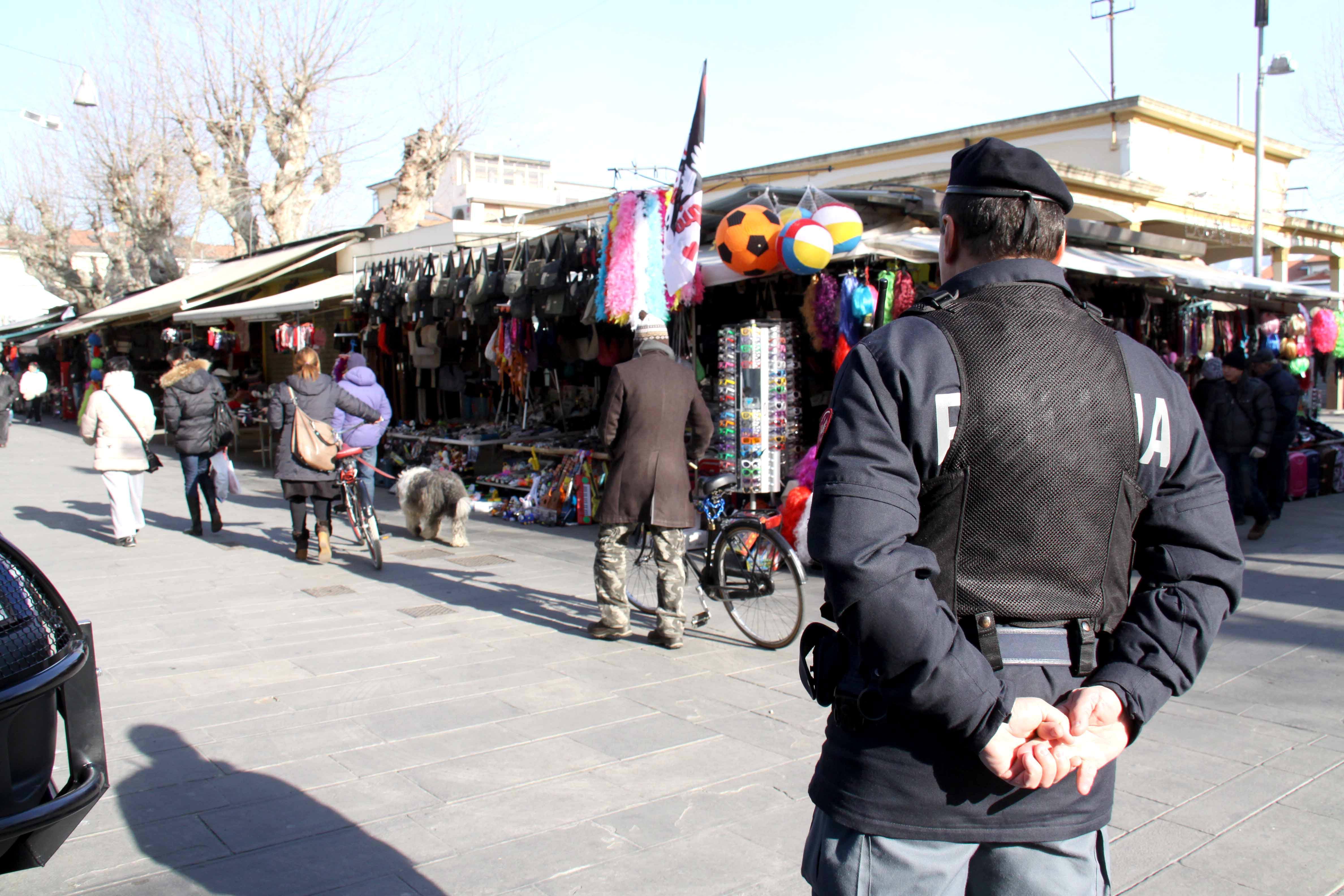 La polizia al Mercato di Viareggio