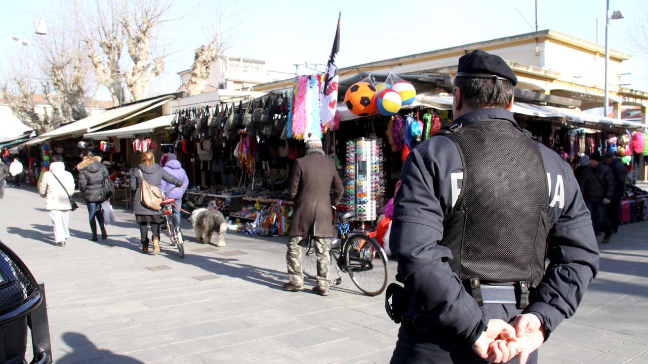 La polizia al Mercato di Viareggio
