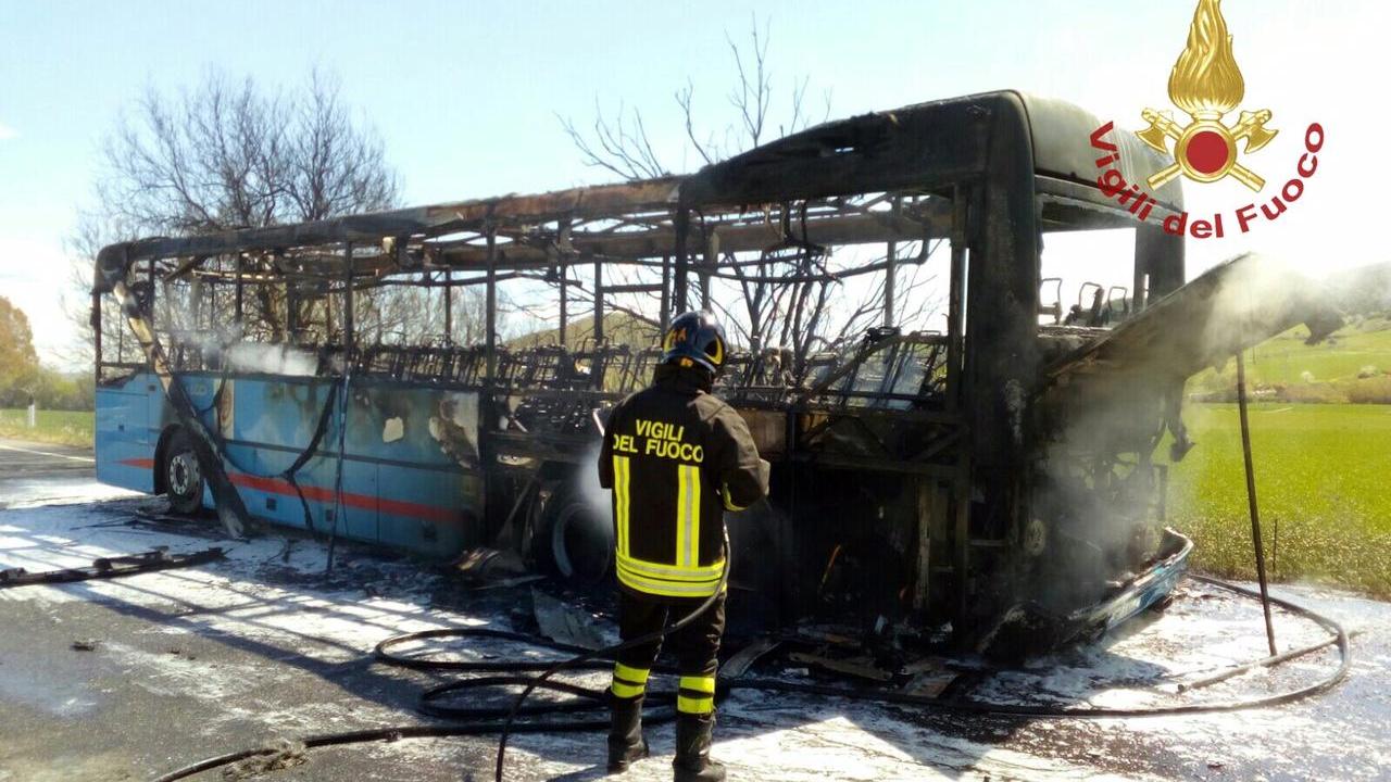 Autobus carico di studenti prende fuoco sulla Guasila-Segariu, tutti in salvo