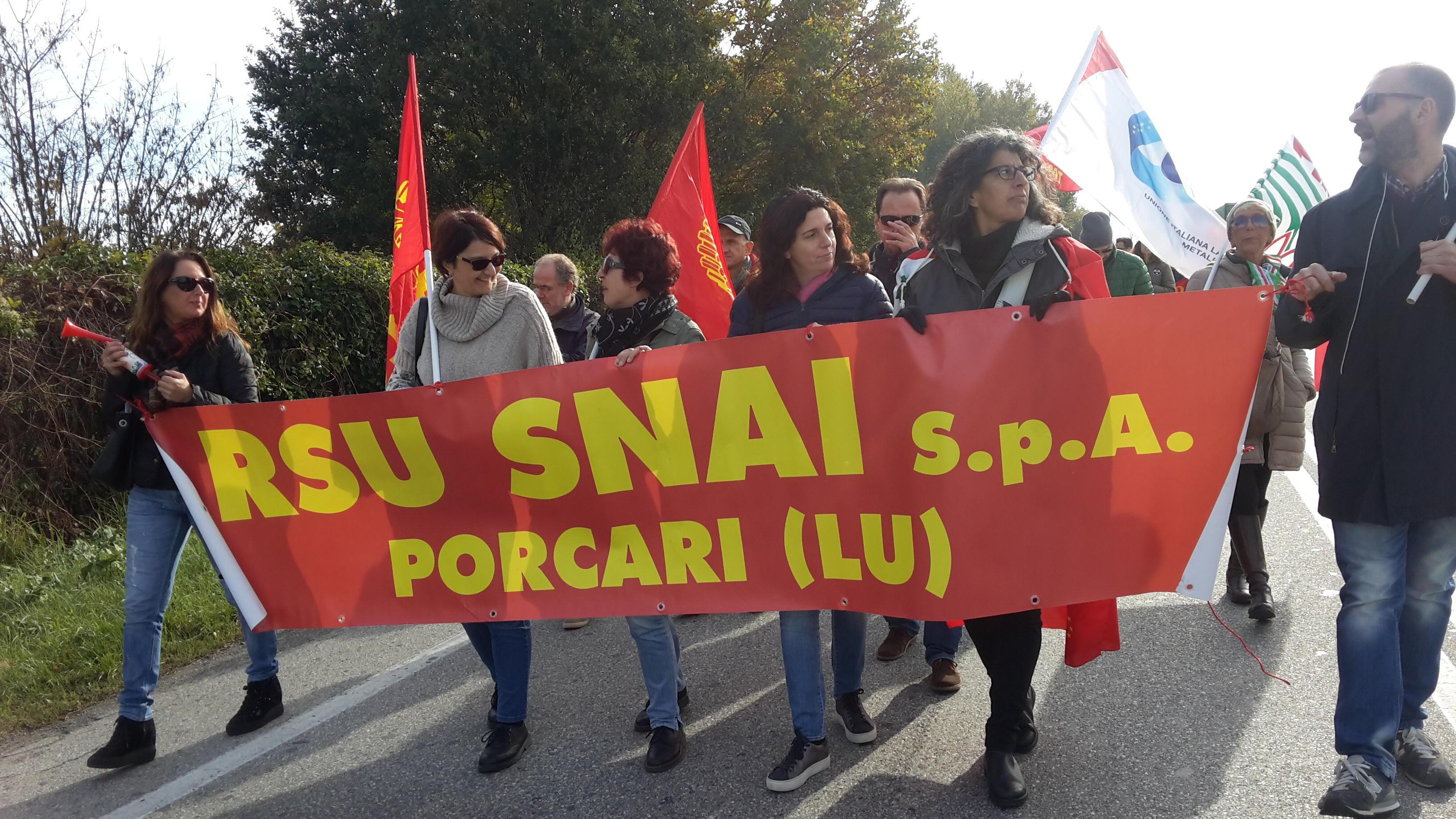 Una manifestazione dei lavoratori di Porcari contro i trasferimenti