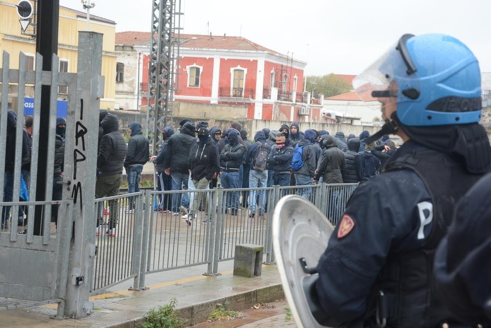 Gli ultras del Cagliari confinati all'interno della stazione