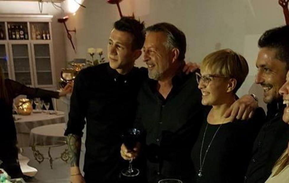Tanti auguri a papà Bernardeschi: festa con Federico e i marmisti 