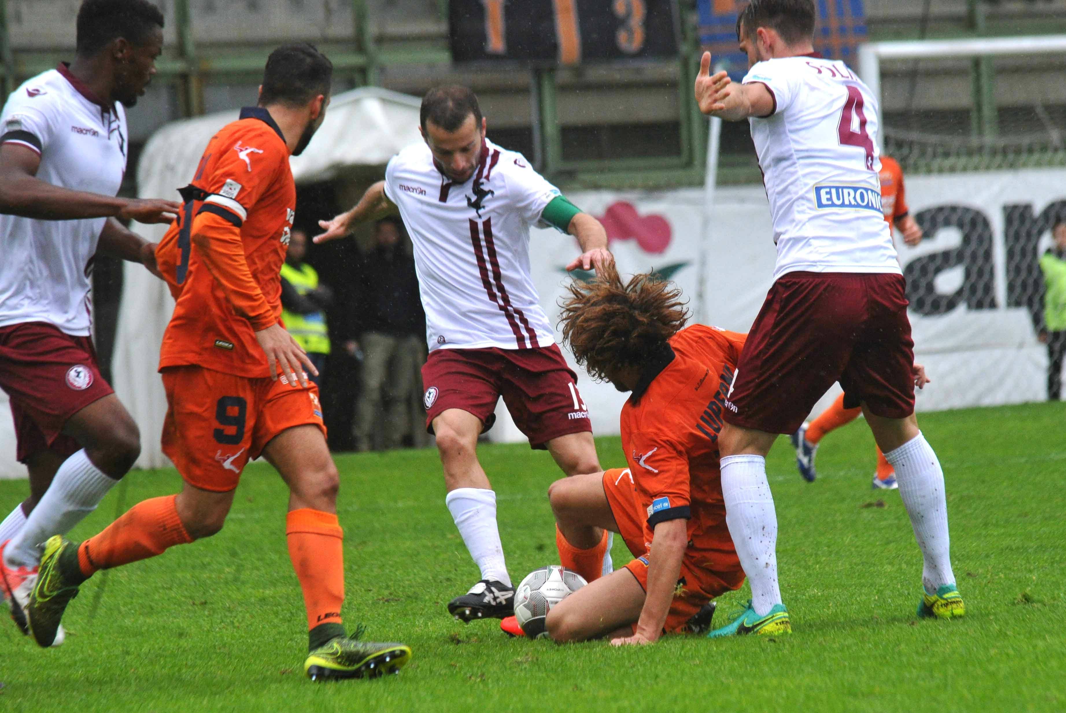 Un'azione fra Pistoiese ed Arezzo nel match di andata (Foto Gori)