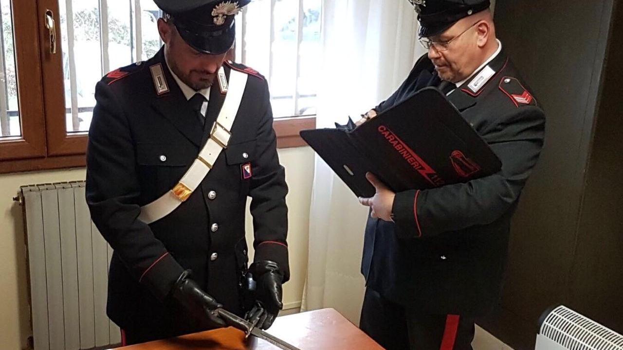 La baionetta e la scacciacani sequestrate dai carabinieri