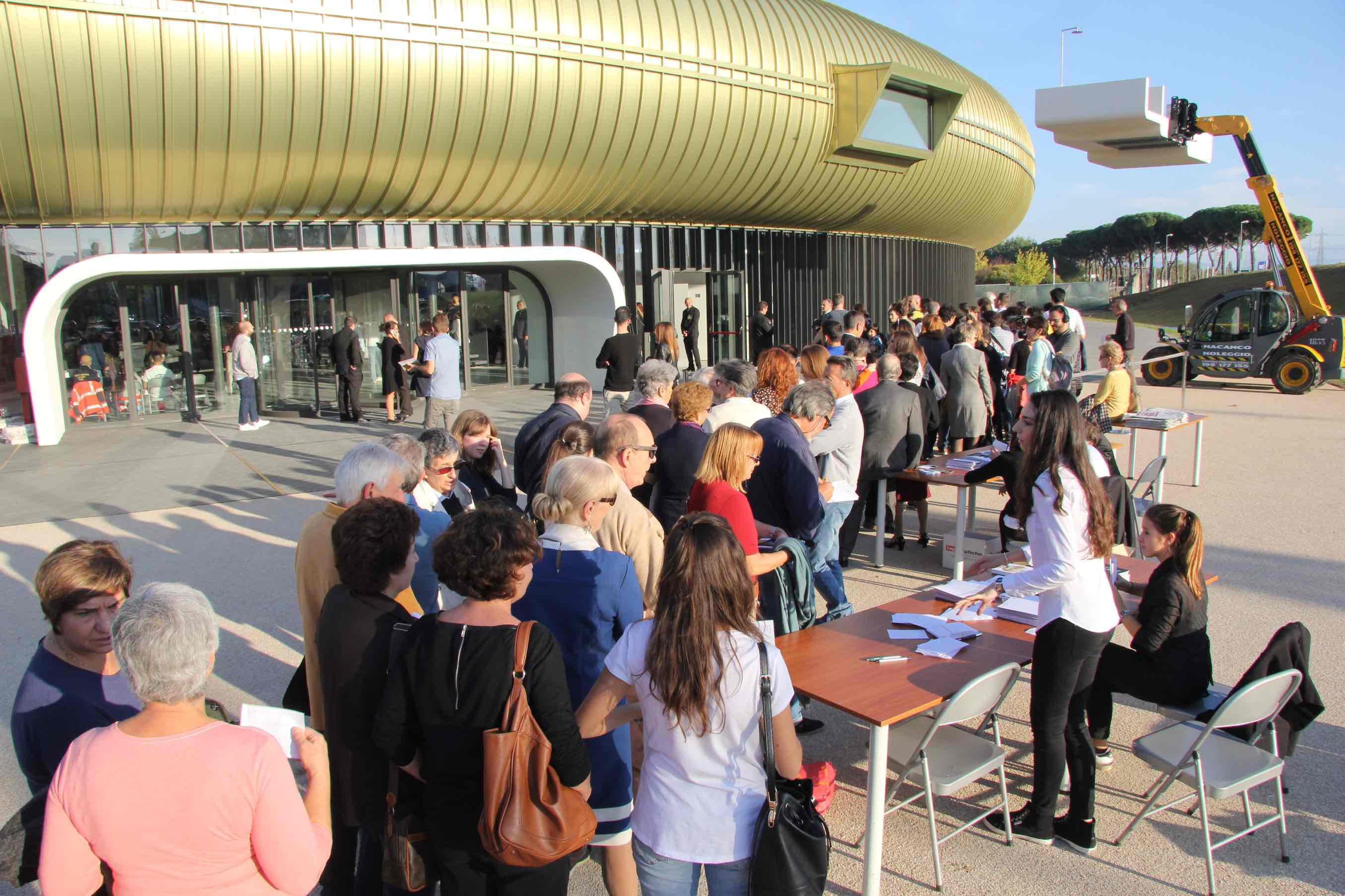 Visitatori in fila al Centro Pecci per la mostra "La fine del mondo"