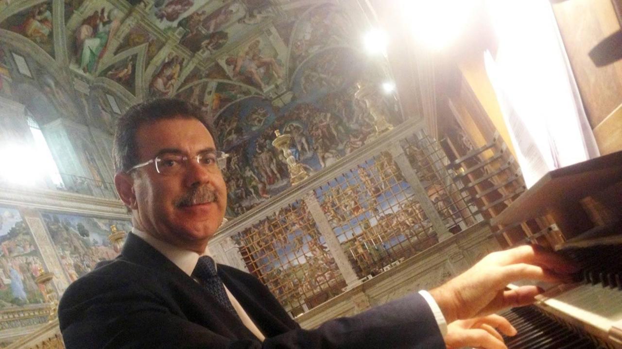 Juan Paradell Solé suona l'organo di Bagnolo