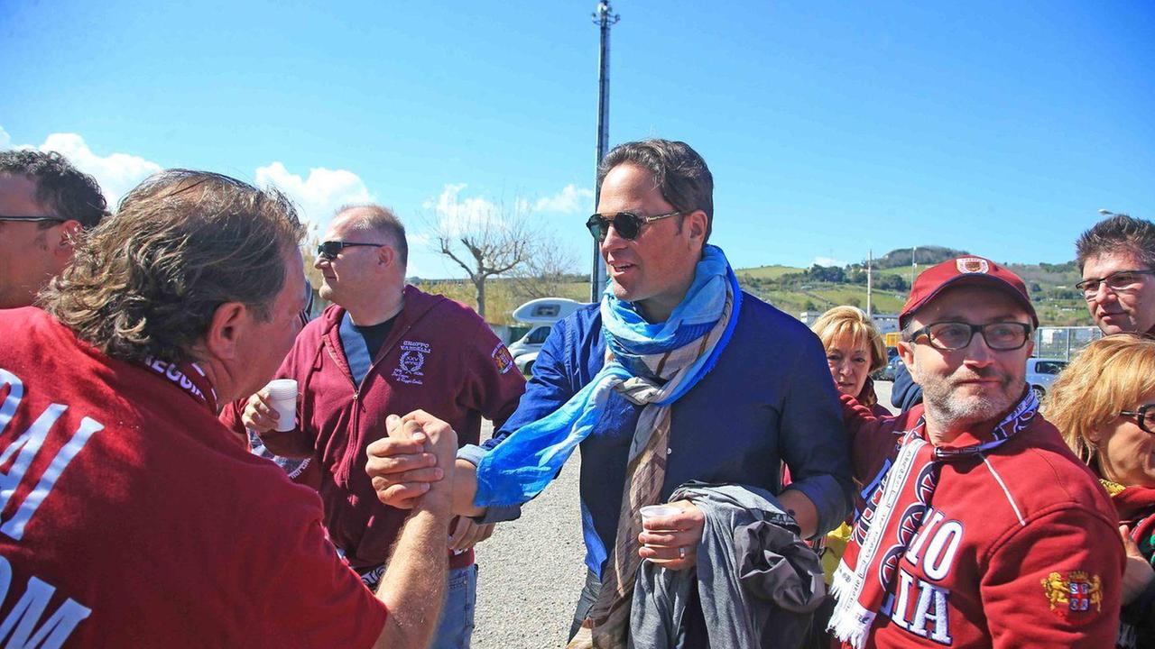Mike Piazza va al pranzo dei tifosi con i terremotati