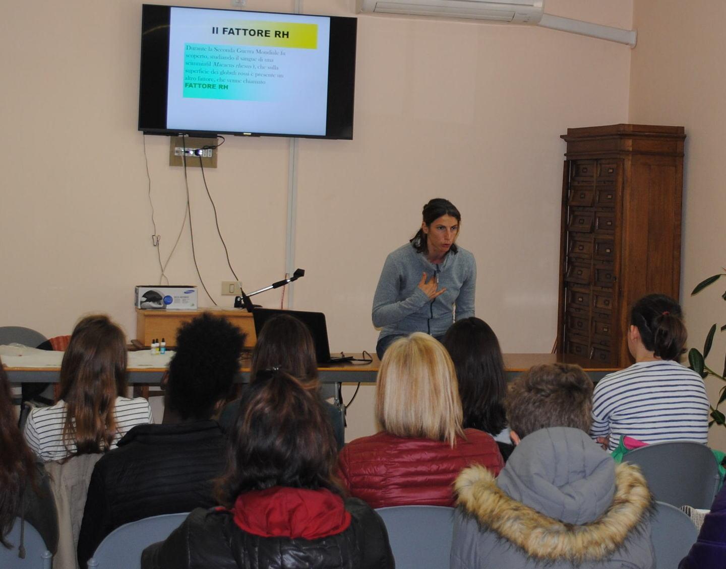 Gli alunni delle medie a lezione nella sede Avis