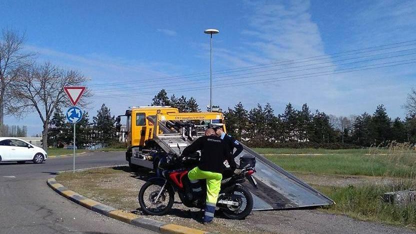 Cade in moto: ferito un 49enne