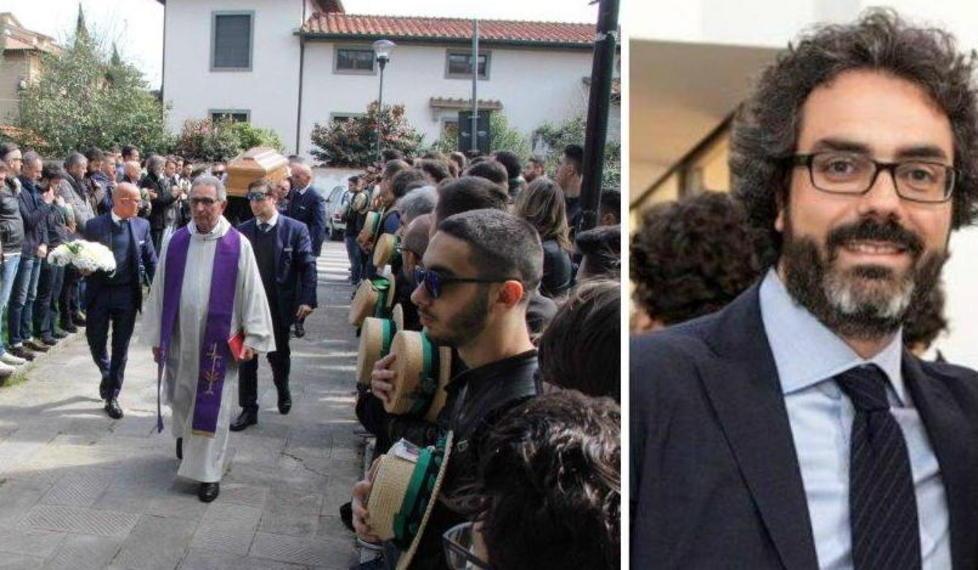 L’ultimo saluto a Filippo con le pagliette sul cuore 