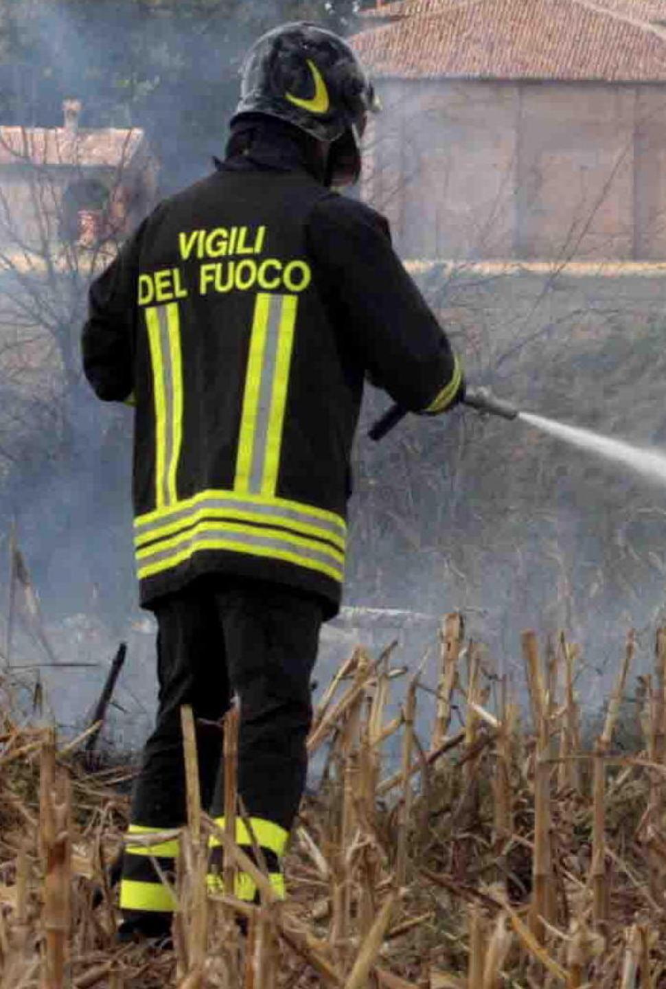 Sterpaglie in fiamme a ridosso della strada