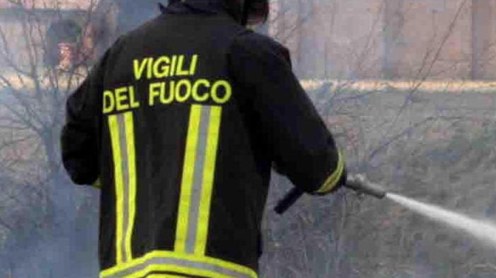 Sterpaglie in fiamme a ridosso della strada