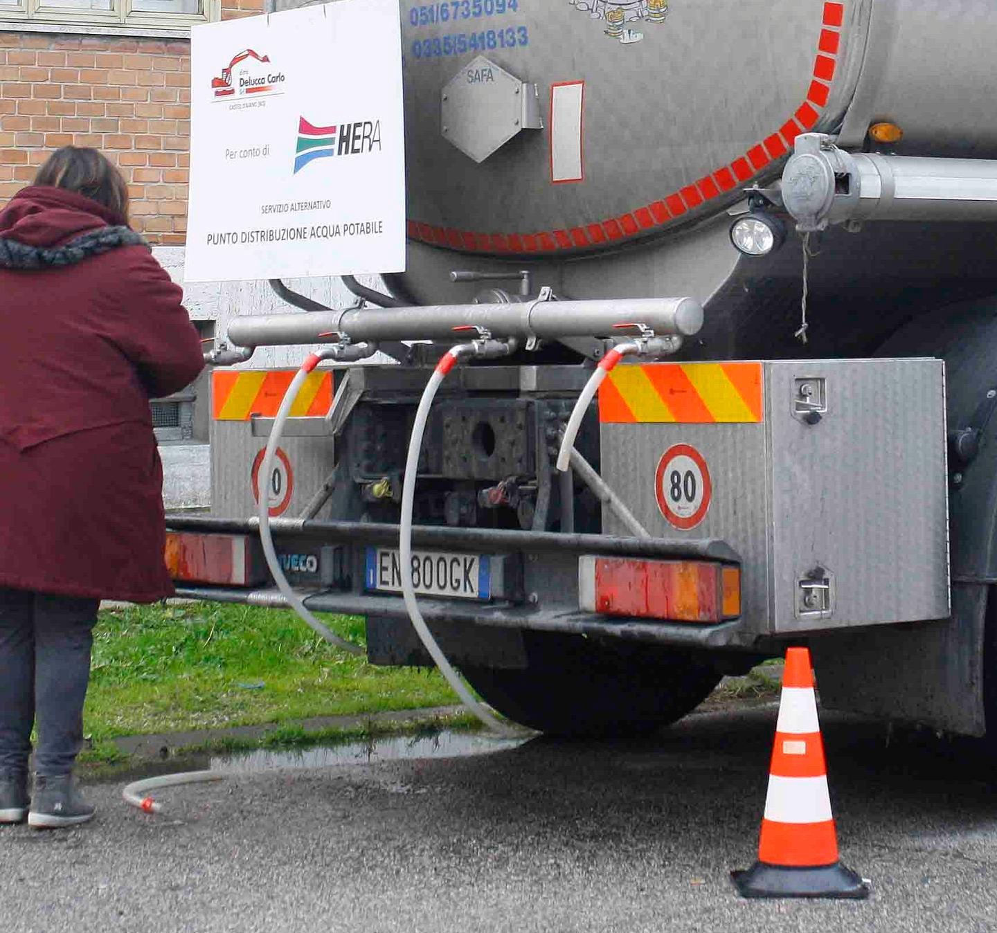 Niente acqua per lavori alla rete, a disposizione l’autobotte