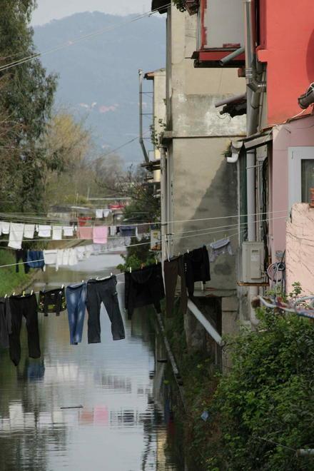 L’appello dei residenti in via di Montramito: «Non mandateci via» 