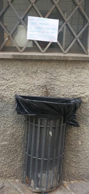 Cestini come cassonetti E il cartello fai da te non basta