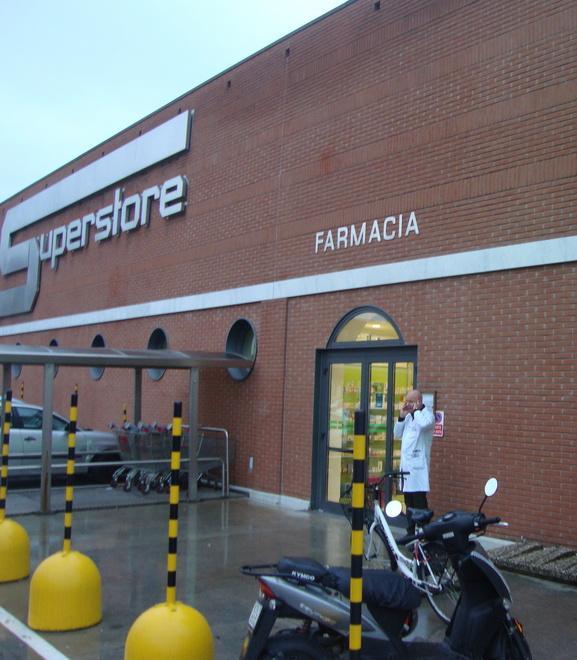 Lei fa la spesa al supermarket e il ladro ruba la borsa in auto 