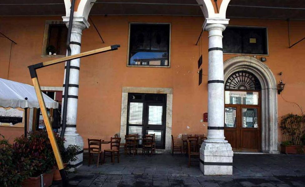 Colpo alla gola col boccale Tentato omicidio nel pub 