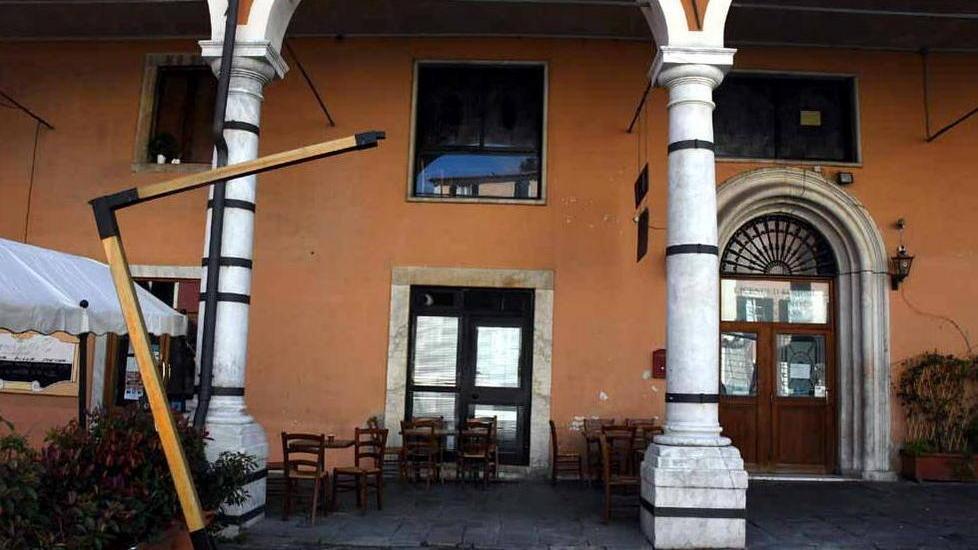 Colpo alla gola col boccale Tentato omicidio nel pub