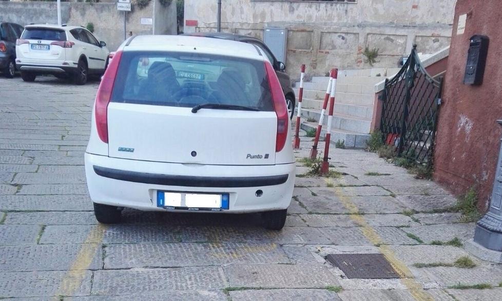 Auto abusiva sul parcheggio disabili