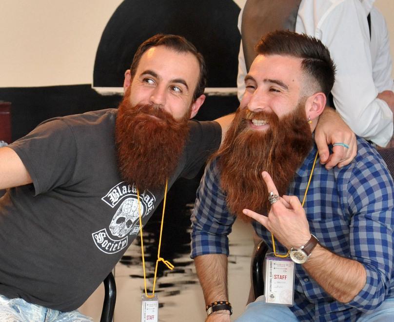 Gli stilisti di barba e capelli si sfidano con forbici e pettine