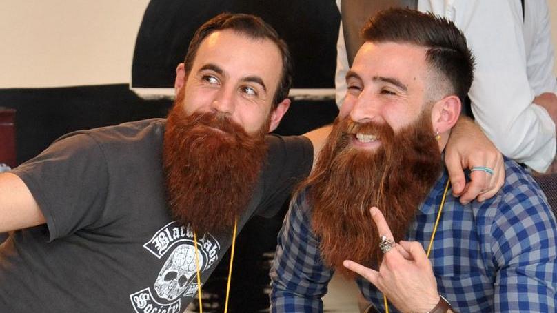 Gli stilisti di barba e capelli si sfidano con forbici e pettine