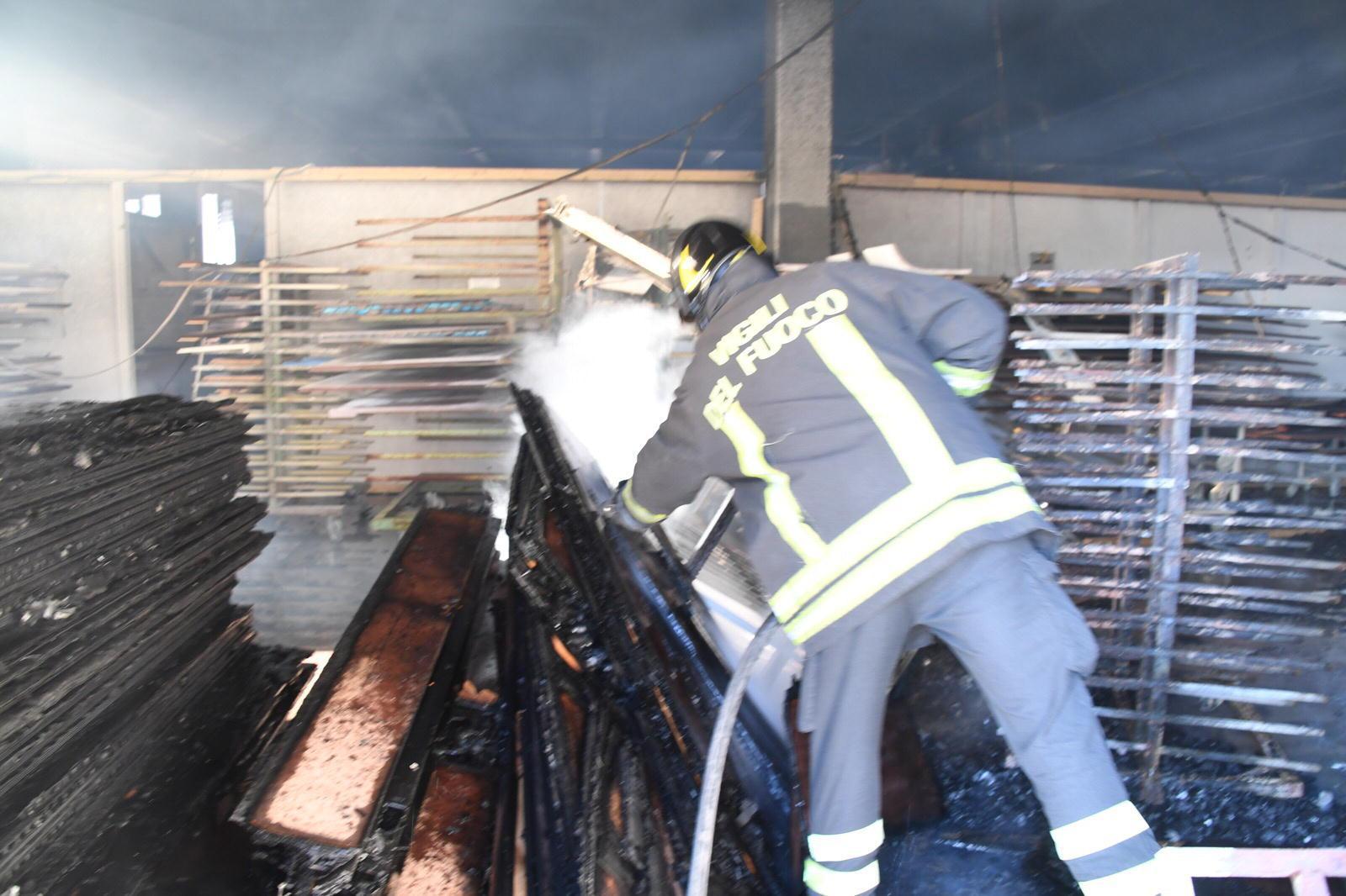 L'incendio alla ditta Orazzini (foto Silvi)